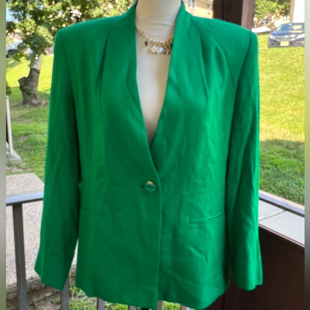Chic Women's Green Blazer